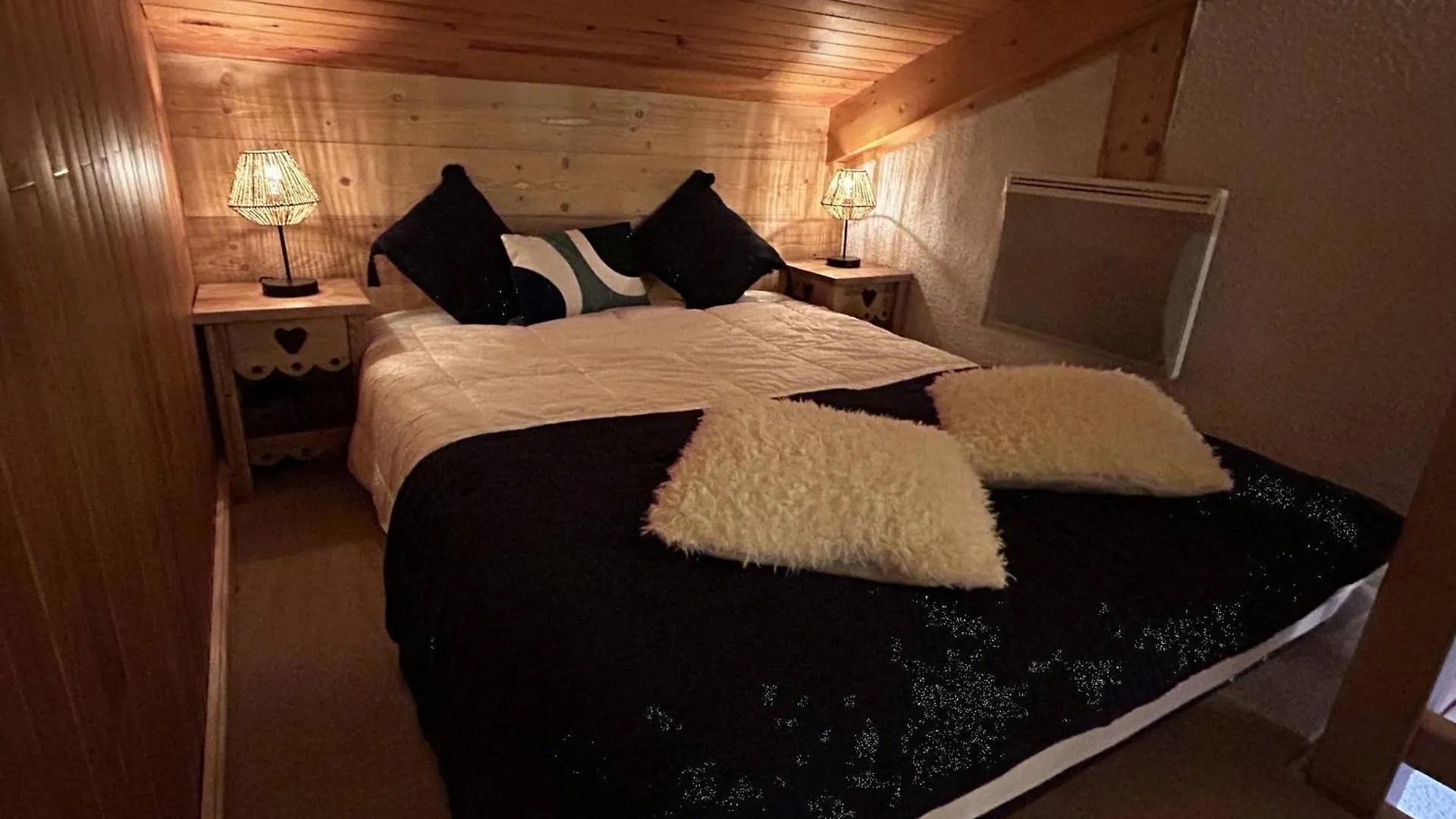 Duplex Skis Aux Pieds Avec Bureau, Wifi Et Tv Grand Ecran - Fr-1-355-252 Les Allues Apartment